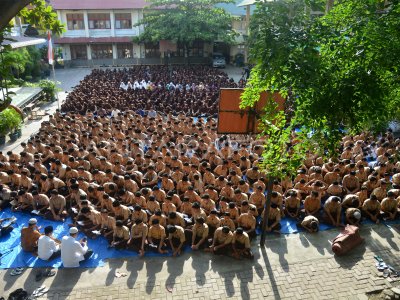 SISWA SALAT GHAIB UNTUK BJ HABIBIE | ANTARA Foto