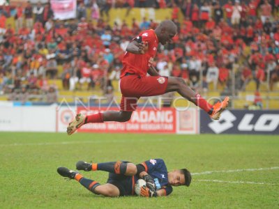 SEMEN PADANG BERMAIN IMBANG LAWAN BORNEO FC | ANTARA Foto