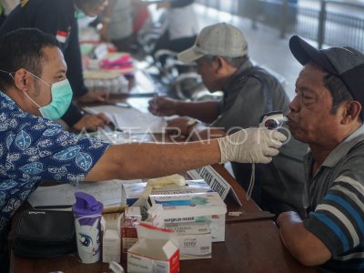 PEMERIKSAAN KESEHATAN SUPIR BUS | ANTARA Foto