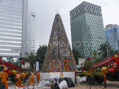 POHON NATAL DARI BOTOL MINUMAN BEKAS | ANTARA Foto