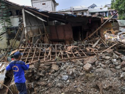 KERUSAKAN AKIBAT JEBOLNYA TANGGUL KALI PESANGGRAHAN | ANTARA Foto