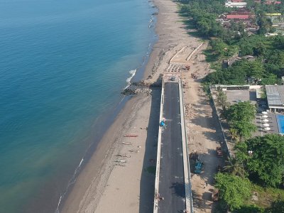 Jembatan Penghubung Pantai Antara Foto