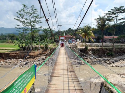 Jembatan Gantung Sementara Pasca Banjir Bandang Antara Foto