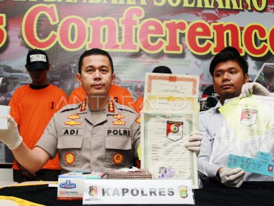 PENGUNGKAPAN PEMALSUAN DOKUMEN KEPENDUDUKAN DAN KEPOLISIAN | ANTARA Foto