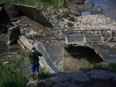 Tanggul Sungai Progo Jebol Antara Foto