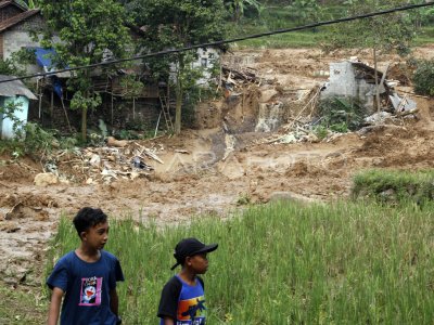 BENCANA BANJIR BANDANG DAN LONGSOR DI BOGOR | ANTARA Foto