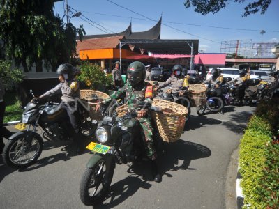 POLISI BAGIKAN BERAS DALAM RANGKA HUT BHAYANGKARA | ANTARA Foto