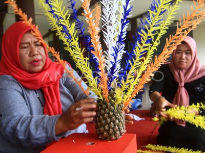 PELATIHAN MEMBUAT HIASAN BUNGA MANGGAR | ANTARA Foto