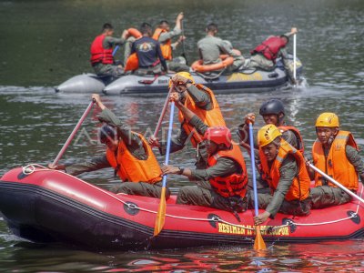 LATIHAN PENINGKATAN KEMAMPUAN SAR BRIMOB | ANTARA Foto