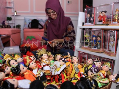 KERAJINAN MINIATUR BONEKA ADAT NUSANTARA | ANTARA Foto
