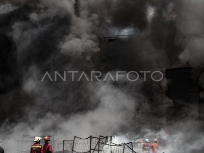 KEBAKARAN PABRIK PENGOLAHAN BAN BEKAS | ANTARA Foto