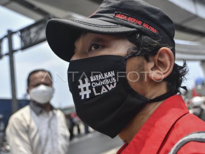 AKSI BURUH TOLAK UU OMNIBUS LAW CIPTA KERJA | ANTARA Foto