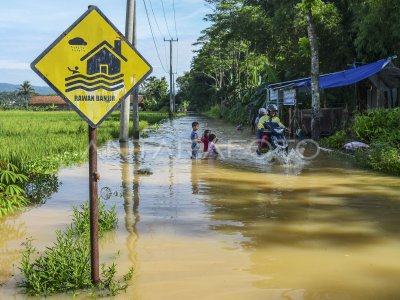 BANJIR LUAPAN SUNGAI CITANDUY | ANTARA Foto