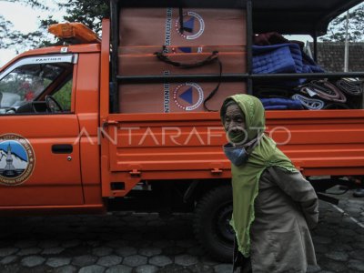 EVAKUASI WARGA TURGO LERENG MERAPI | ANTARA Foto