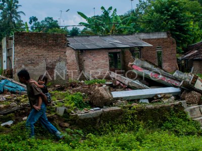 RUMAH RUSAK AKIBAT PERGERAKAN TANAH | ANTARA Foto