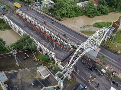 JEMBATAN PERBATASAN ANTAR KABUPATEN DI PANTURA AMBLES | ANTARA Foto