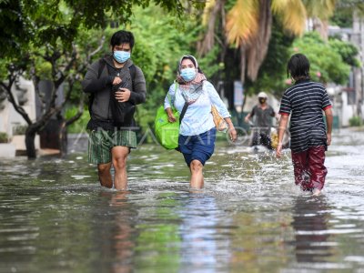 BANJIR RENDAM PERUMAHAN GREEN GARDEN JAKARTA | ANTARA Foto