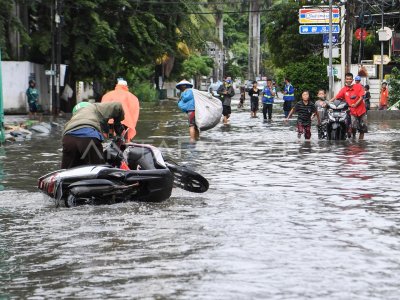 BANJIR RENDAM PERUMAHAN GREEN GARDEN JAKARTA | ANTARA Foto