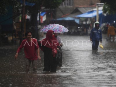 BANJIR RENDAM SEJUMLAH LOKASI DI JAKARTA | ANTARA Foto