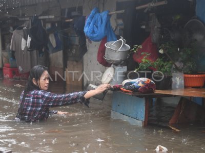 BANJIR RENDAM SEJUMLAH LOKASI DI JAKARTA | ANTARA Foto