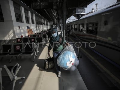 LONJAKAN PENUMPANG DI STASIUN PASAR SENEN | ANTARA Foto