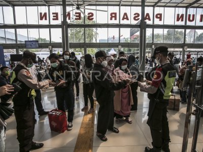 LONJAKAN PENUMPANG DI STASIUN PASAR SENEN | ANTARA Foto