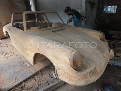 KERAJINAN REPLIKA MOBIL DARI KAYU JATI | ANTARA Foto