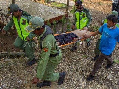 SIMULASI PENYELAMATAN KORBAN BENCANA | ANTARA Foto