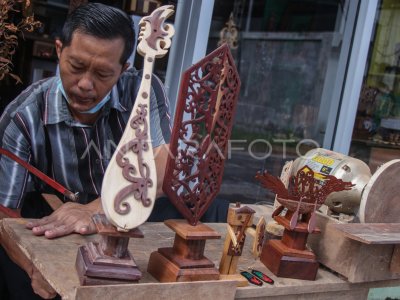 KERAJINAN DARI LIMBAH KAYU MEBEL | ANTARA Foto