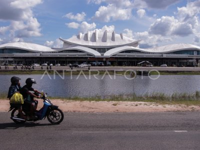 PENGURANGAN JAM OPERASIONAL DI BANDARA TJILIK RIWUT | ANTARA Foto