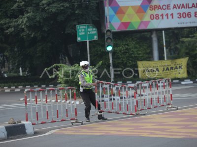 PENGHAPUSAN 100 TITIK PENYEKATAN PPKM DI JAKARTA | ANTARA Foto