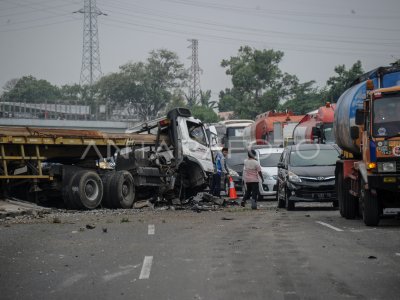 KECELAKAAN DI TOL PURBALEUNYI | ANTARA Foto