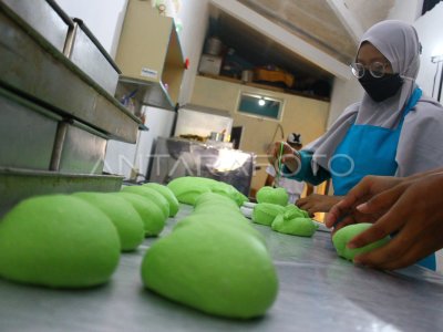 INDUSTRI ROTI RUMAHAN | ANTARA Foto