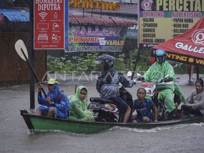 BANJIR SINTANG KALBAR BELUM SURUT | ANTARA Foto