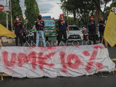 TUNTUT KENAIKAN UPAH DI BOGOR | ANTARA Foto