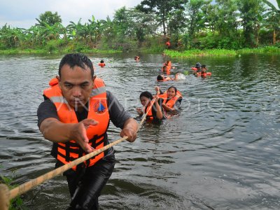 PELATIHAN MITIGASI BENCANA BANJIR | ANTARA Foto