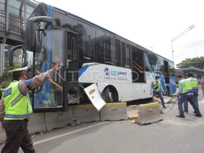 KECELAKAAN TUNGGAL BUS TRANSJAKARTA | ANTARA Foto