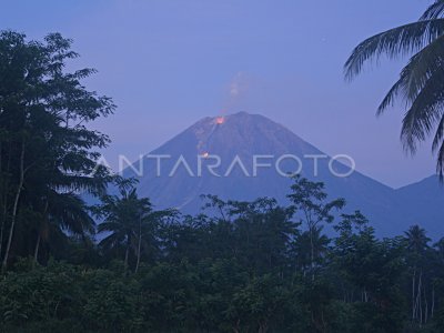 STATUS GUNUNG SEMERU WASPADA | ANTARA Foto