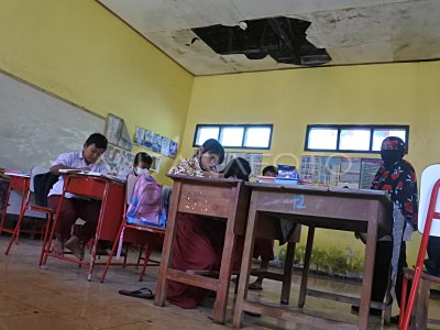 SISWA BELAJAR DI KELAS RUSAK | ANTARA Foto