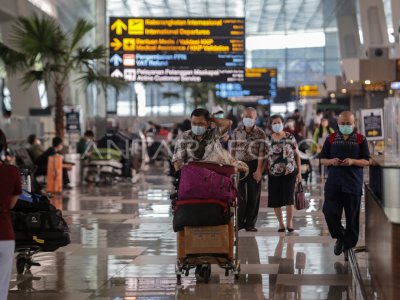 AKTIVITAS PENUMPANG DI BANDARA SOETTA JELANG NATARU | ANTARA Foto