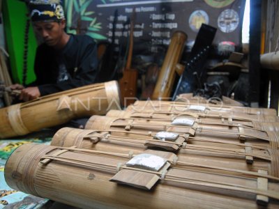 PRODUKSI ALAT MUSIK TRADISIONAL SUNDA | ANTARA Foto