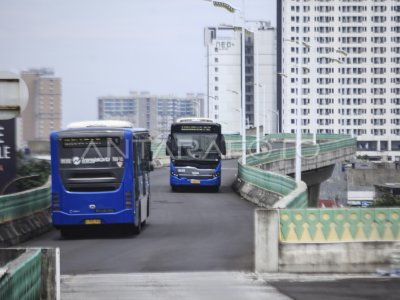 PENUTUPAN RUTE 13A DAN 13B TRANSJAKARTA | ANTARA Foto