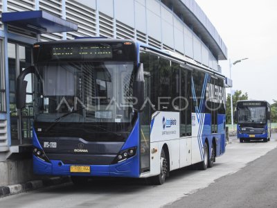 PENUTUPAN RUTE 13A DAN 13B TRANSJAKARTA | ANTARA Foto