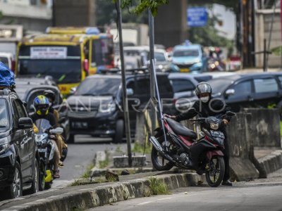 KEMACETAN IMBAS PENERAPAN ONE WAY DI TOL JAPEK | ANTARA Foto