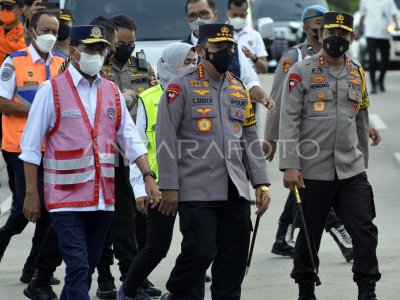 MENHUB DAN KAPOLRI TINJAU ARUS BALIK DI PELABUHAN BAKAUHENI | ANTARA Foto