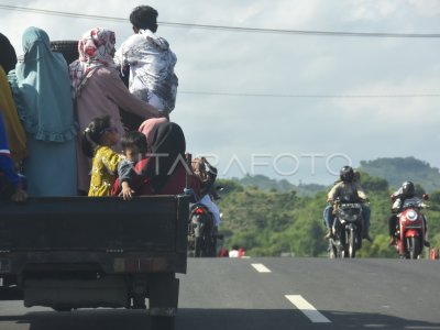 MOBIL BAK TERBUKA ANGKUT PENUMPANG | ANTARA Foto