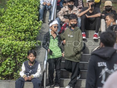 PENERAPAN WAKTU BERKUMPUL DI KAWASAN TAMAN STASIUN MRT DUKUH ATAS