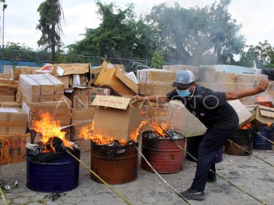 BEA CUKAI DUMAI MUSNAHKAN BARANG SELUNDUPAN | ANTARA Foto