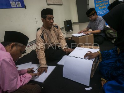 BELAJAR MENGAJI AL QURAN BRAILLE | ANTARA Foto