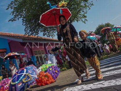 KARNAVAL PAYUNG HIAS | ANTARA Foto